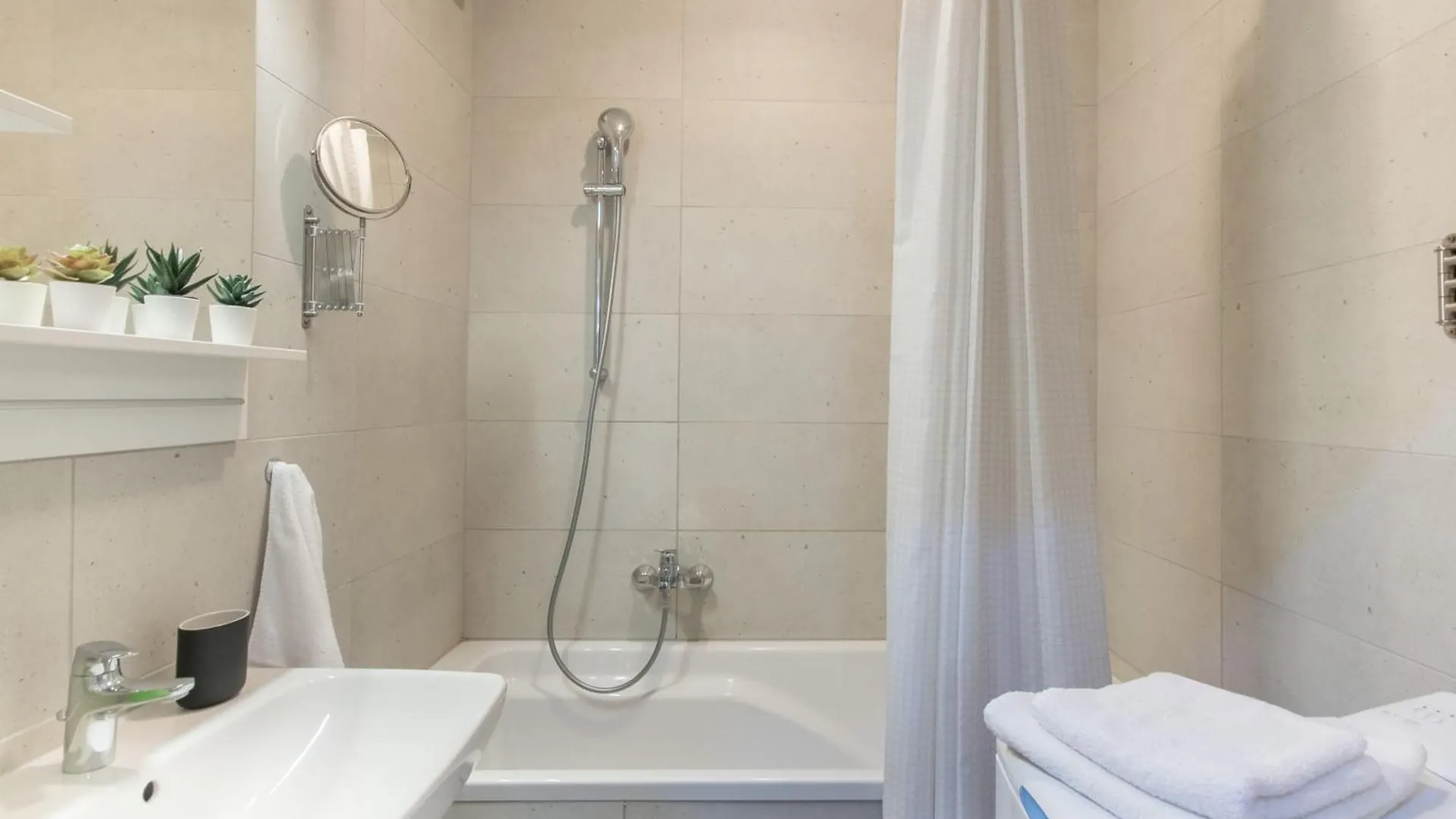 Very Central - Free Parking - Balcony Budapest Apartment